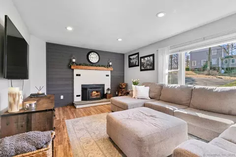 2 Jackson Dr, Brookfield, CT 06804