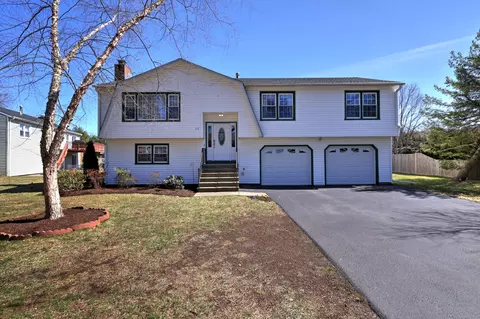 24 Squire Ct, Milford, CT 06460