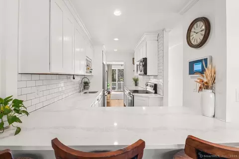 60 Lakeview Ave #1, New Canaan, CT 06840