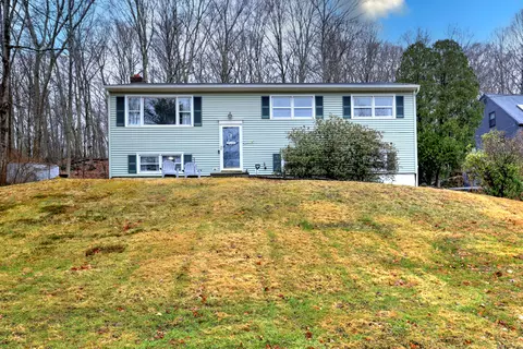 5 Scenic View Dr, Newtown, CT 06470