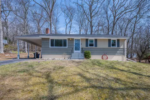 4 Parkwood Dr, Gales Ferry, CT 06335