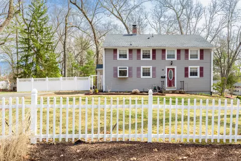32 Walker Ln, Bloomfield, CT 06002