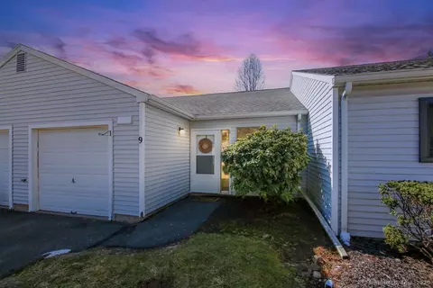 9 Knoll Ln #9, Weatogue, CT 06089