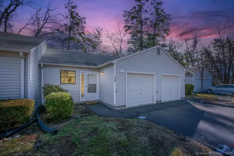 34 Knoll Ln #34, Weatogue, CT 06089