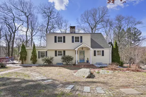 122 Wood Pond Rd, Glastonbury, CT 06033