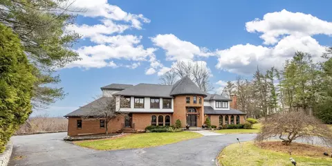 35 Mountain Farms Rd, West Hartford, CT 06117
