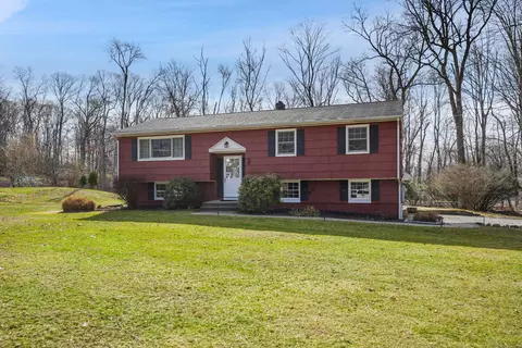 9 Woodlawn Dr, Bethel, CT 06801