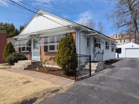 145 Wells St, Manchester, CT 06040
