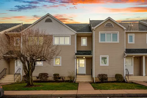 12 Oak Ridge Dr #12, Windsor Locks, CT 06096