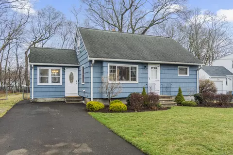 8 Roberta Rd, North Haven, CT 06473