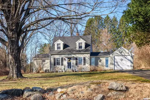 54 Queen St, Newtown, CT 06470