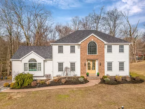4 Sweetbrier Ln, Monroe, CT 06468