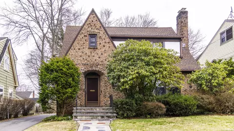 158 Ballard Dr, West Hartford, CT 06119