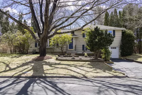 20 Pleasant St, Stonington, CT 06378