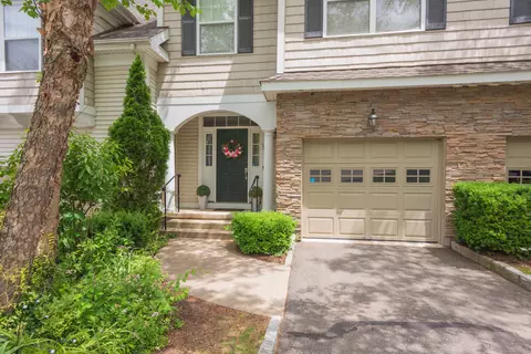 52 Woodcrest Ln #52, Danbury, CT 06810