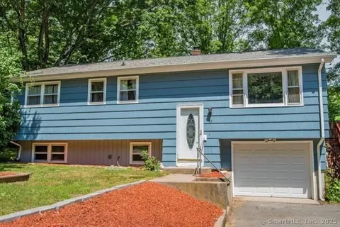 32 Bergman Dr, Uncasville, CT 06382
