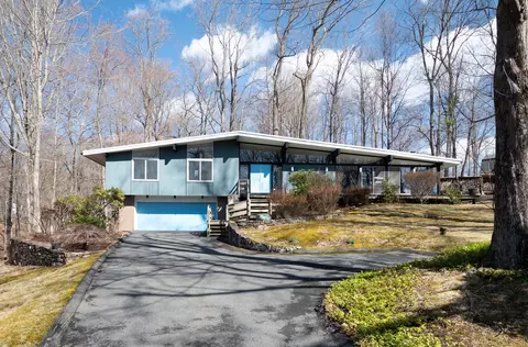 6 Richter Dr, Danbury, CT 06811