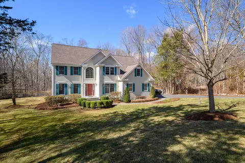3 Brandywine Ln, Sandy Hook, CT 06482