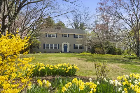15 Maple Ln, Brookfield, CT 06804