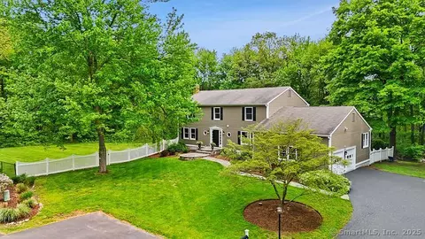 7 Roscrea Pl, Weston, CT 06883