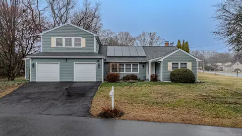 142 Richfield Rd, Trumbull, CT 06611