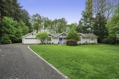 43 Green Meadow Ln, New Canaan, CT 06840
