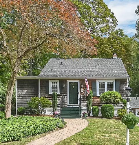 9 Sunset Ter, Essex, CT 06426