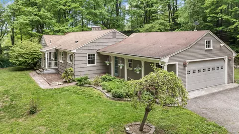 27 Hattertown Rd, Newtown, CT 06470