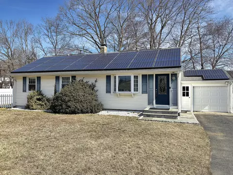 58 Bear Paw Rd, Bridgeport, CT 06606