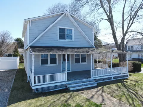 101 Niantic River Rd, Waterford, CT 06385