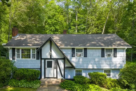 10 Lucerne Dr, Willington, CT 06279