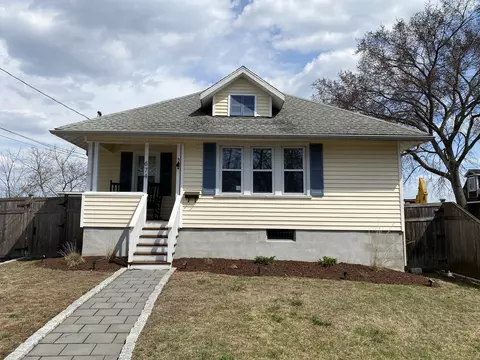 674 Selbys Pond Rd, Stratford, CT 06615