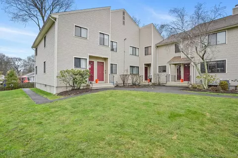 13 Lance Cir #13, Bridgeport, CT 06606