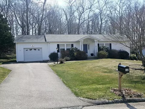 12 Hillcrest Dr, Uncasville, CT 06382