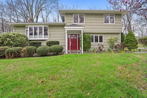 31 Douglas Dr, Norwalk, CT 06850