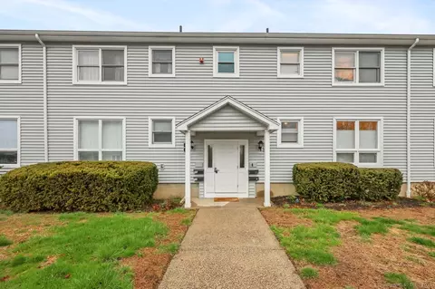 76 Carriage Path S #76, Milford, CT 06460