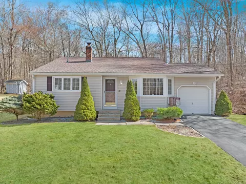 27 Cottonwood Ln, Montville, CT 06382