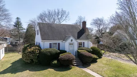 8 Maple Ter, Waterford, CT 06385