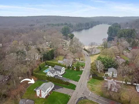 98 W Lake Rd, Trumbull, CT 06611