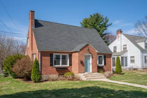 17 Tecumseh Rd, West Hartford, CT 06117