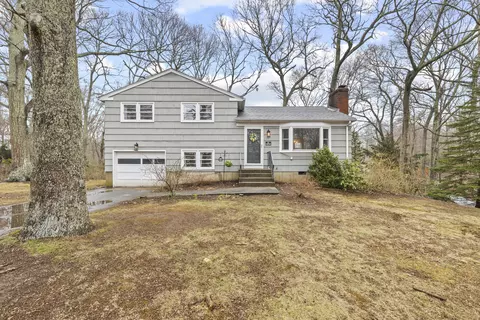 11 Patricia Ct, Ledyard, CT 06335