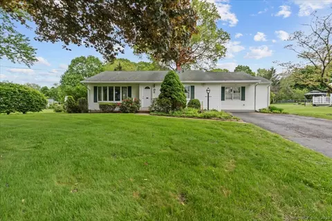 129 Mohawk Dr, Wallingford, CT 06492