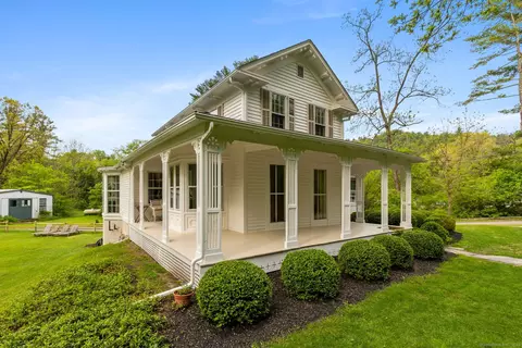 4 Lime Rock Holw, Lakeville, CT 06039