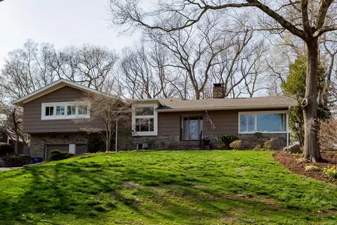 96 Cedar Woods Ln, Fairfield, CT 06825