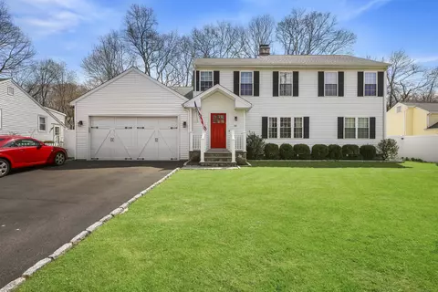 36 Meadowpark Ave E, Stamford, CT 06905