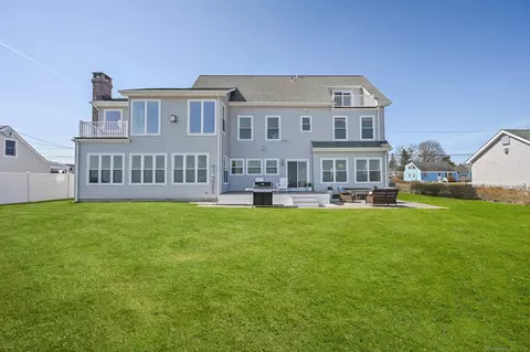 586 Riverdale Dr, Stratford, CT 06615