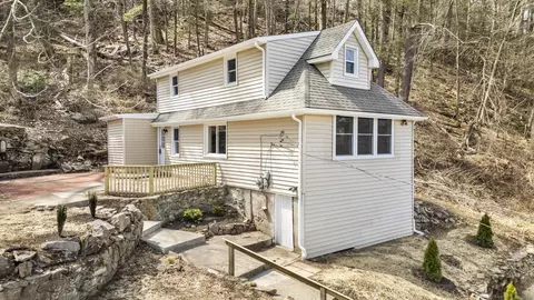 199 Riverside Rd, Newtown, CT 06482