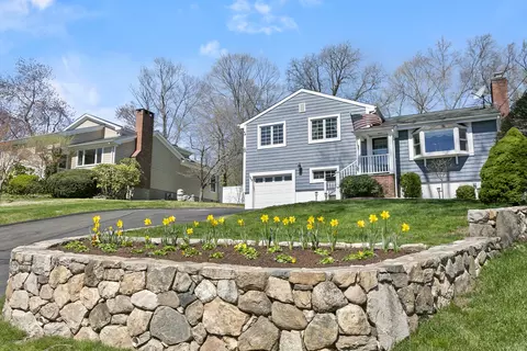129 Gaymoor Dr, Stamford, CT 06907