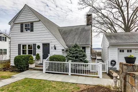 11 N Beach Dr, New Fairfield, CT 06812