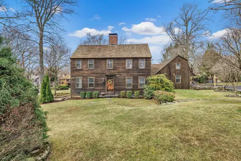 31 Old Barn Rd, Trumbull, CT 06611
